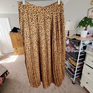Flowy spotted pleated midi skirt sz. S